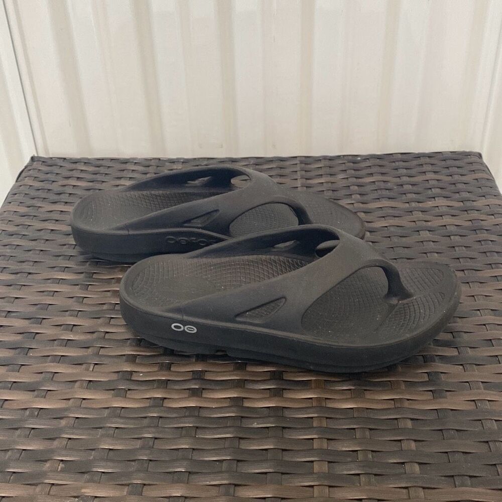 Oofos sandals, women’s size 8 
